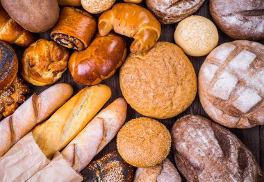 Tahtada taze ekmek ve buğday