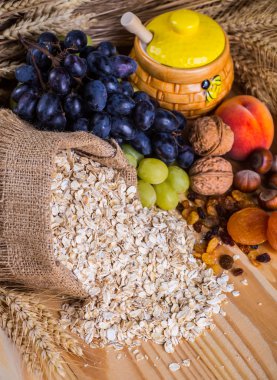 bir sac, Kuru Kayısı, Kuru üzüm, üzüm, fındık b içinde yulaf ezmesi