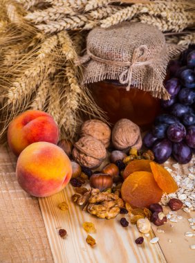 bir sac, Kuru Kayısı, Kuru üzüm, üzüm, fındık b içinde yulaf ezmesi