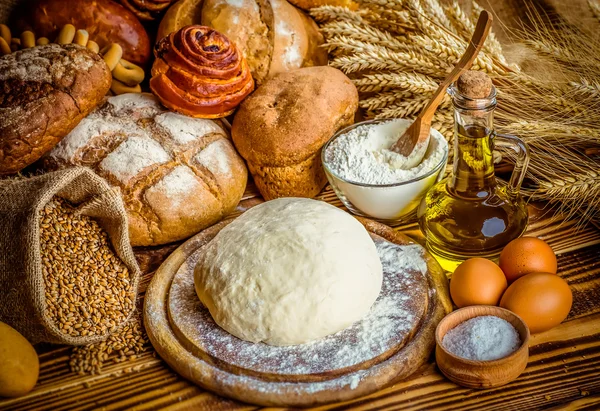 Tahtada taze ekmek ve buğday