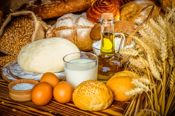 Tahtada taze ekmek ve buğday