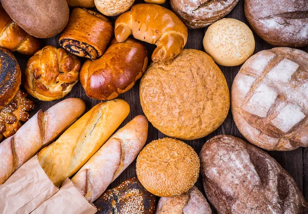 Tahtada taze ekmek ve buğday