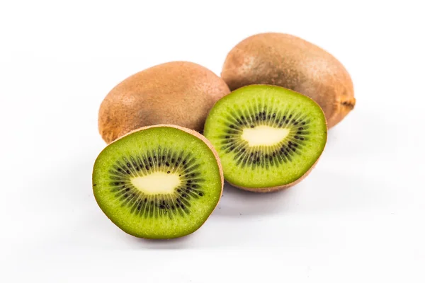 Kiwi cortar segmentos em um fundo branco — Fotografia de Stock