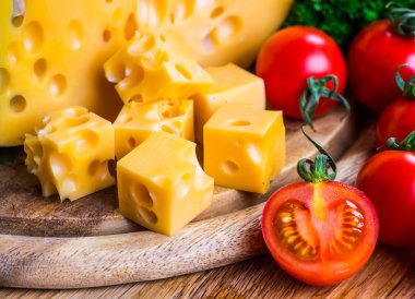 Doğa çerçevede ahşap bir masa üzerine peynir. 