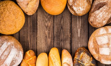 Çok karışık ekmek ve rulolar yukarıda vurdu.