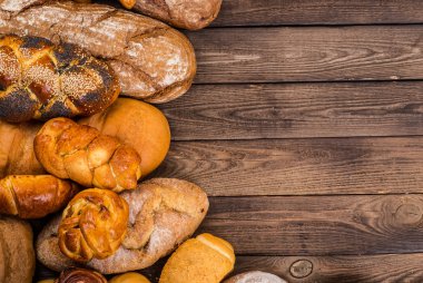 Çok karışık ekmek ve rulolar yukarıda vurdu.