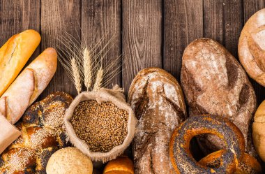 Çok karışık ekmek ve rulolar yukarıda vurdu.