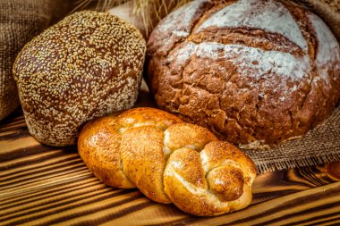 Çok karışık ekmek ve rulolar yukarıda vurdu.