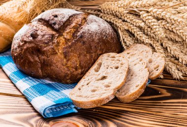 Ahşap masanın üzerinde pişmiş ekmek çeşitleri