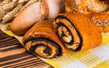 Ahşap masa arkasında pişmiş ekmek çeşitleri