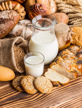 Ahşap masa arkasında pişmiş ekmek çeşitleri