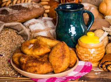 Lahana ve lahana turşusu bir plaka üzerinde geleneksel ev yapımı börek