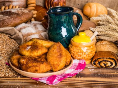 Lahana ve lahana turşusu bir plaka üzerinde geleneksel ev yapımı börek