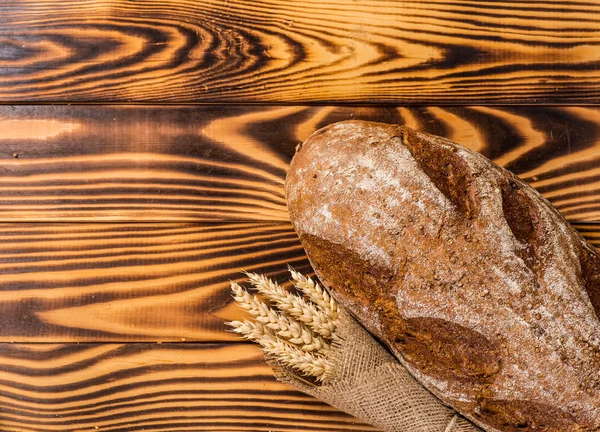 Surtido de pan horneado sobre fondo de mesa de madera — Foto de Stock