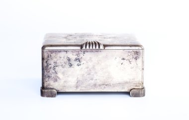 Eski gümüş metalik retro tabut beyaz arka plan üzerinde