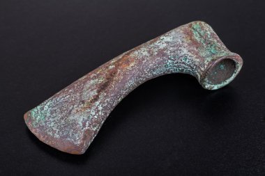 Siyah adam izole Tarih öncesi bronz balta, eskilerin,