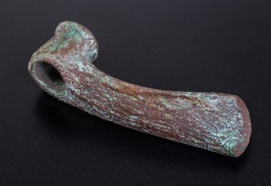 Siyah adam izole Tarih öncesi bronz balta, eskilerin,