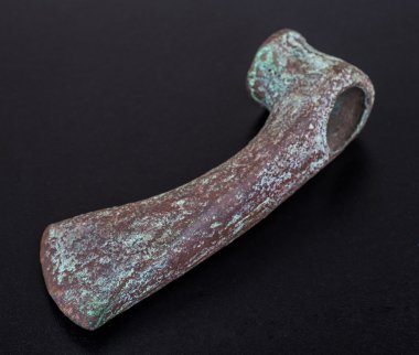 Siyah adam izole Tarih öncesi bronz balta, eskilerin,