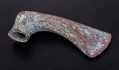 Siyah adam izole Tarih öncesi bronz balta, eskilerin,