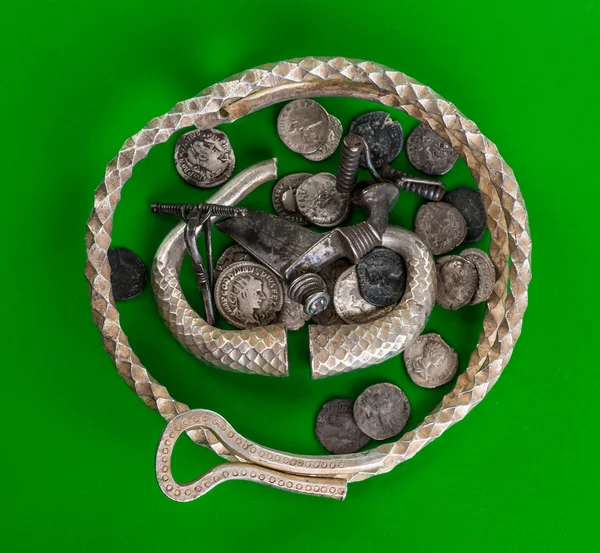 Trésor antique de pièces de monnaie romaines et de bijoux — Photo