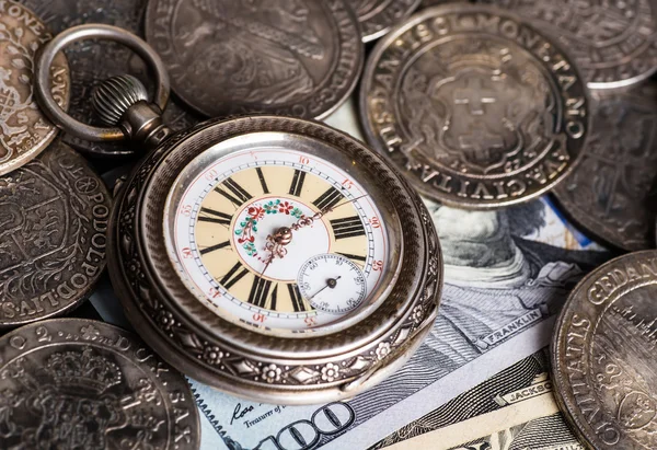 古代のお金のポケット時計の背景。概念の骨董品 — ストック写真