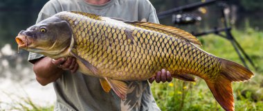 Sazan balıkçılık kupa ile mutlu fener