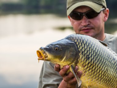 Sazan balıkçılık kupa ile mutlu fener