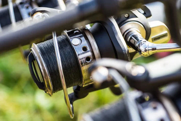 Aparejos de pesca - caña de pescar, hilo de pescar, bobina —  Fotos de Stock