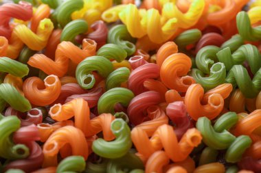 Renkli İtalyan makarna arka planı. Çeşitli renklerde makarna, buğday eriştesi, yakın plan. Makarna arka plan. Üst görünüm.