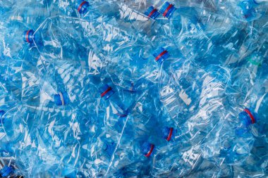 Plastik şişeler. Çevre kavramını korumak için geri dönüşüm. Kullanılan birçok boş PET şişesinin arka planı