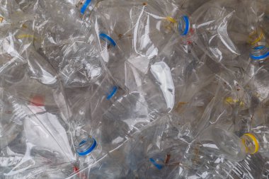 Plastik şişeler. Çevre kavramını korumak için geri dönüşüm. Kullanılan birçok boş PET şişesinin arka planı