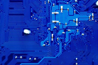 Bilgisayar ana kartının mavi devre kartı arka planı, Elektronik bilgisayar donanım teknolojisi. Entegre iletişim işlemcisi. Bilgi mühendisliği bileşeni. Mavi renk.