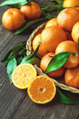 Tahta masadaki taze portakallar