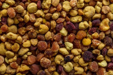 Arı poleni ya da perga.Çiğ kahverengi, sarı, turuncu ve mavi polen taneleri ya da işçi bal arıları tarafından paketlenmiş arı ekmeği. Sağlıklı gıda takviyesi