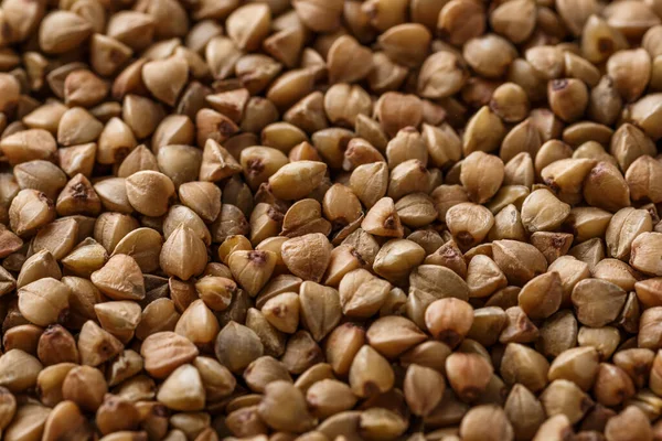 Karabuğday. Diyet ve sağlıklı beslenme kavramı, karabuğdayın arka plan dokusu. Karabuğday dokusunun makro fotoğrafçılığı. Sağlıklı beslenme için glütensiz antik tahıl, üst görünüm.