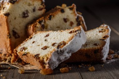 Geleneksel sünger keki. Ahşap arka planda ev yapımı lezzetli kek. Yakın plan. Çikolatalı kek pişiriyorum..