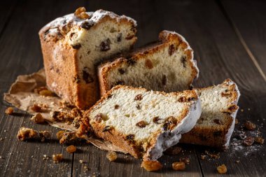 Geleneksel sünger keki. Ahşap arka planda ev yapımı lezzetli kek. Yakın plan. Çikolatalı kek pişiriyorum..