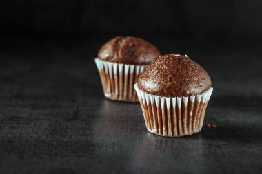 Dondurmalı çikolatalı kek ve Dark Light çikolatalı kek, ahşap arka planda ev yapımı lezzetli çikolatalı kek.