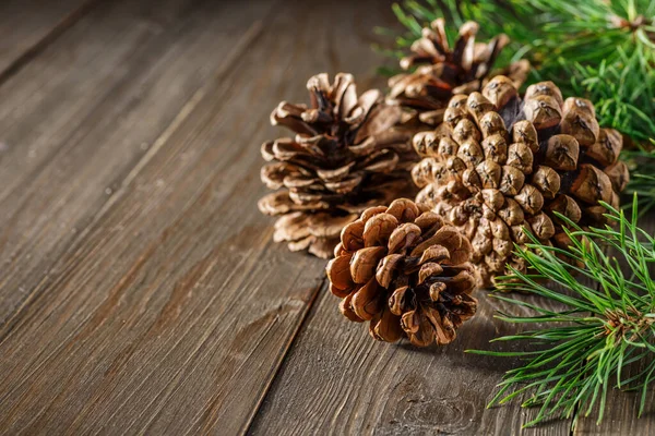 Szyszka Zielony Gałąź Drewniany Stół Śnieg Kopia Miejsce Tekst Świąteczny — Zdjęcie stockowe