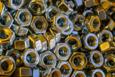 Sürgüler ve fındıklar. Çeşitli vidaları yakın çekim. Arkaplan ve üst görünüm için kullan.