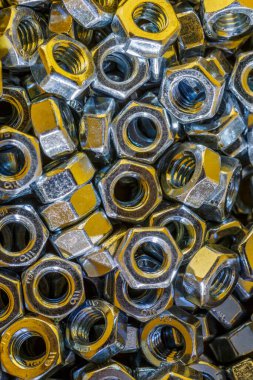 Sürgüler ve fındıklar. Çeşitli vidaları yakın çekim. Arkaplan ve üst görünüm için kullan.