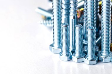 Çivi ve vida karışımı. Endüstriyel geçmiş. Ev yapımı. Sürgüler ve fındıklar. Çeşitli vidalara yakın çekim. Arkaplan ve üst görünüm için kullan.