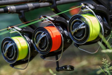 İspanya. 22 Ağustos 2020. Carp spin makarası SHIMANO ULTEGRA.İspanya 'da Mequinenza rezervuarında balık avı - Ebro