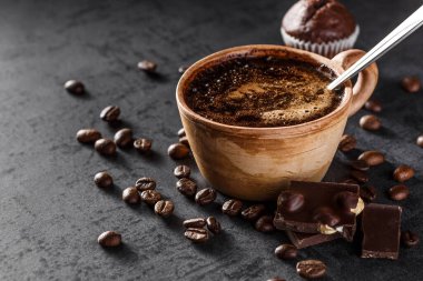 Sütlü kahve ve kızarmış fasulye. Kahve çekirdeği duvar kağıdı. Kahve fonu. Yan görünüm.