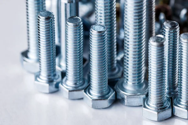 Çivi ve vida karışımı. Endüstriyel geçmiş. Ev yapımı. Sürgüler ve fındıklar. Çeşitli vidalara yakın çekim. Arkaplan ve üst görünüm için kullan.