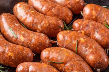 Izgara sosis, ev yapımı, dökme demir tava ya da domatesli kızartma tavası, sarımsak ve biberiye. Brezilya barbeküsü. Boşluğu kopyala