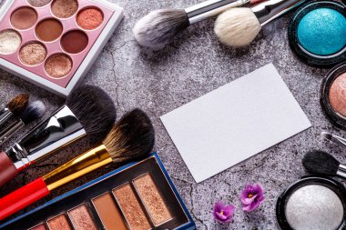 Pürüzsüz cilt için makyaj malzemeleri. Boş sayfa not defteri ve farklı kozmetik aksesuarlar. Kadın blog konsepti. Serbest çalışan biri. Üst görünüm.