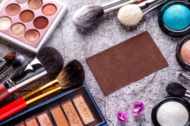 Pürüzsüz cilt için makyaj malzemeleri. Boş sayfa not defteri ve farklı kozmetik aksesuarlar. Kadın blog konsepti. Serbest çalışan biri. Üst görünüm.