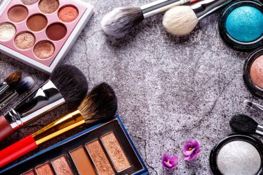 Pürüzsüz cilt için makyaj malzemeleri. Boş sayfa not defteri ve farklı kozmetik aksesuarlar. Kadın blog konsepti. Serbest çalışan biri. Üst görünüm.