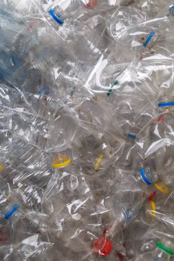 Plastik şişeler. Çevre kavramını korumak için geri dönüşüm. Kullanılan birçok boş PET şişesinin arka planı